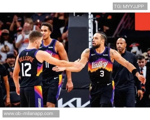 布克第三节火力全开13投7中狂砍19分助攻带领球队缩小分差至个位数