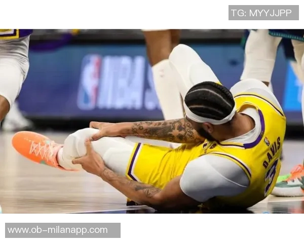 文班在比赛中受伤疑似左膝过度伸展治疗后返回替补席未能再次上场 文班在比赛中受伤疑似左膝过度伸展治疗后返回替补席未能再次上场