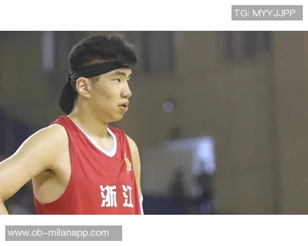 余嘉豪勇赴中国男篮救援王哲林当年同样展现英雄气概