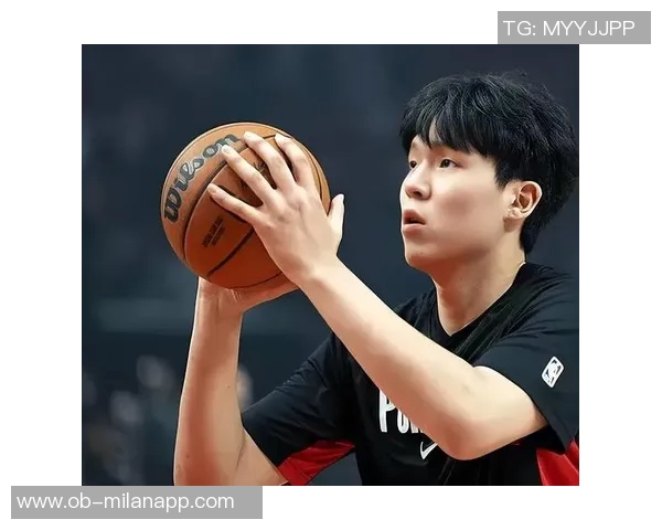 杨瀚森底角求传球未果尴尬瞬间引发队友笑声的趣味场景